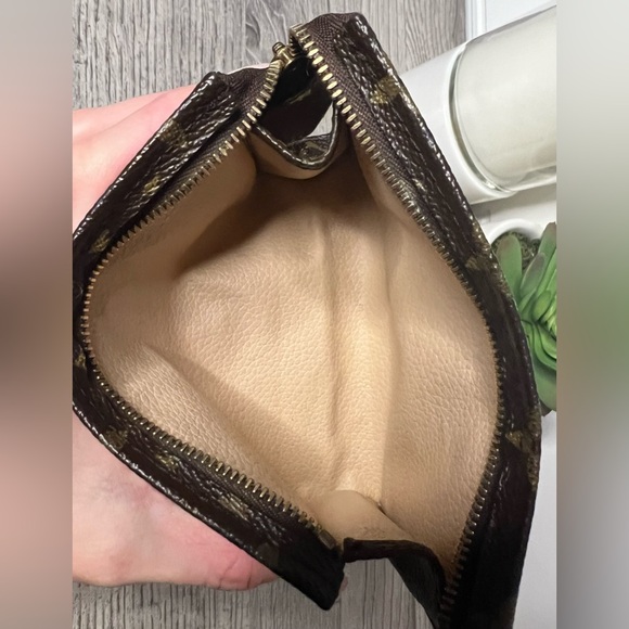 Louis Vuitton Monogram Poche Toilette 15 Cosmetic Pouch - Picture 11 of 13